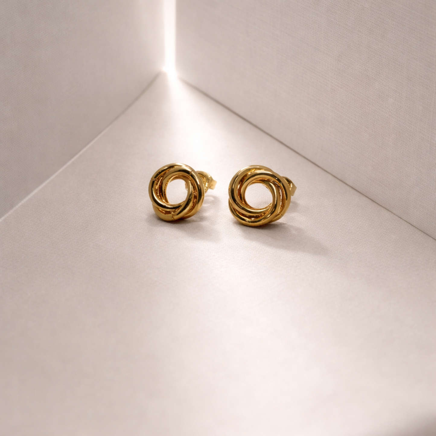 aretes aretes nara dorado joyería premium mujer Ecuador GLOWCHIC