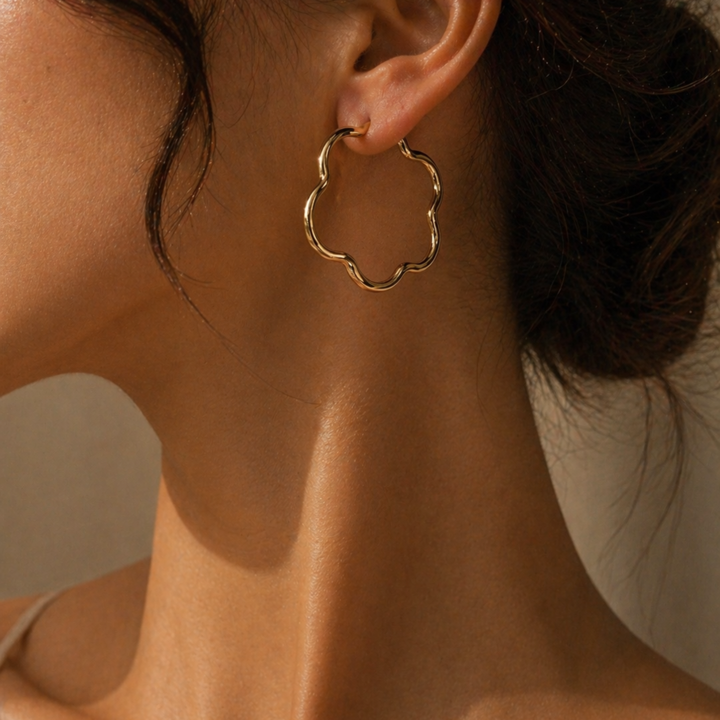 aretes argollas lumina dorado acero inoxidable joyería premium minimalista mujer Ecuador GLOWCHIC