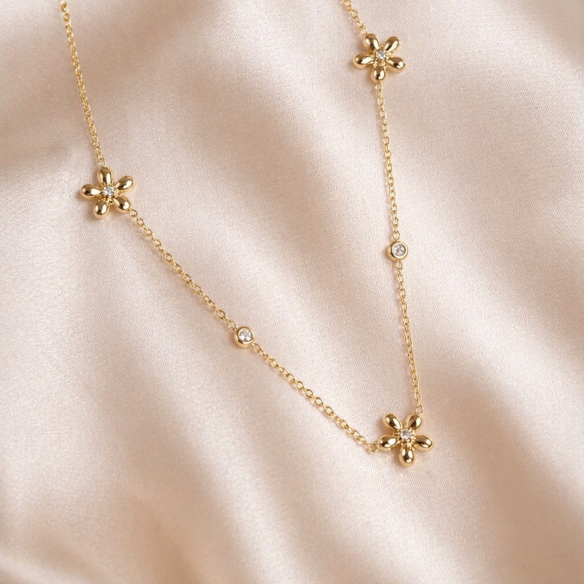 collar cadena petal line dorado acero inoxidable joyería premium minimalista mujer Ecuador GLOWCHIC