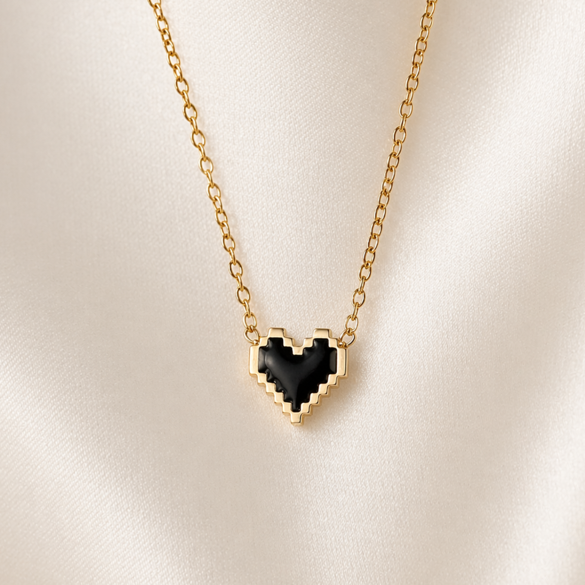 collar cadena pixel heart dorado acero inoxidable joyería premium minimalista mujer Ecuador GLOWCHIC