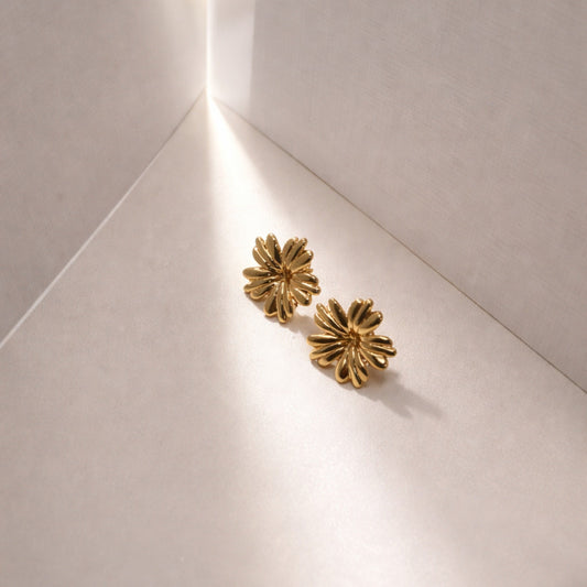 aretes aretes floria dorado acero inoxidable joyería premium minimalista mujer Ecuador GLOWCHIC